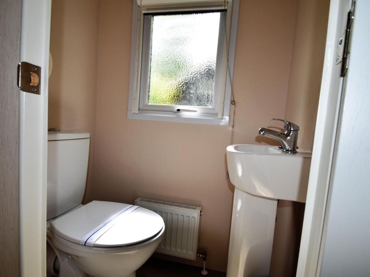 Cozy Chalet For 5P With Garden In A Lovely Area Near Goedereede Bagian luar foto